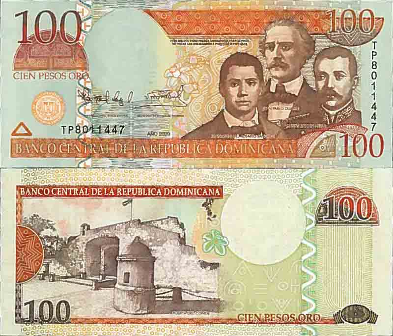 Billets de 100 pesos dominicains et loupe avec sac à main noir et